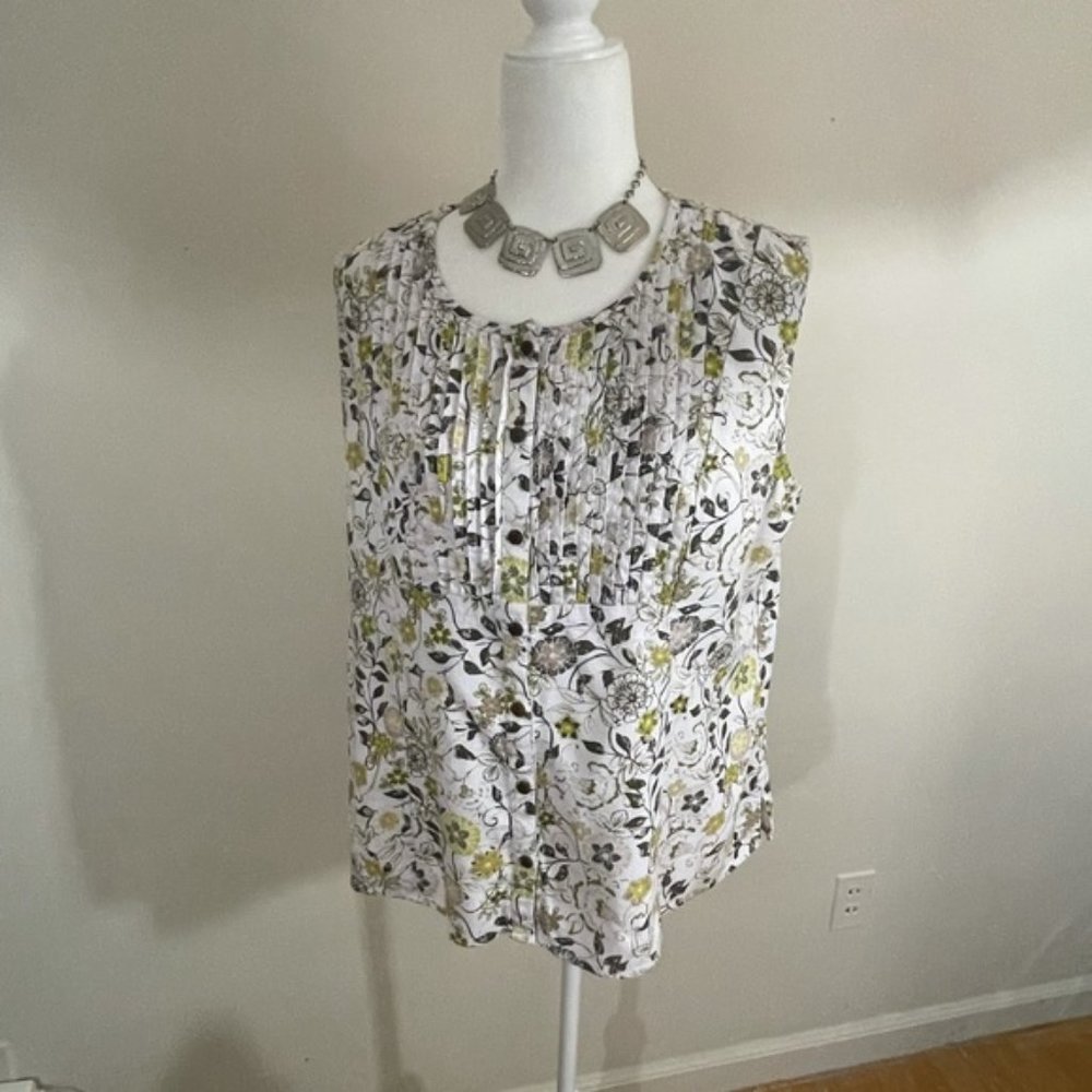 Christopher Banks sz lg top partial buttons